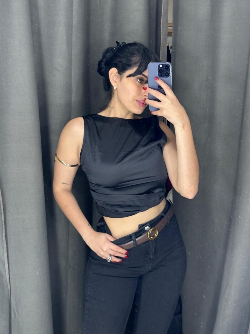 BLUSA SATINADA ABIERTA EN ESPALDA